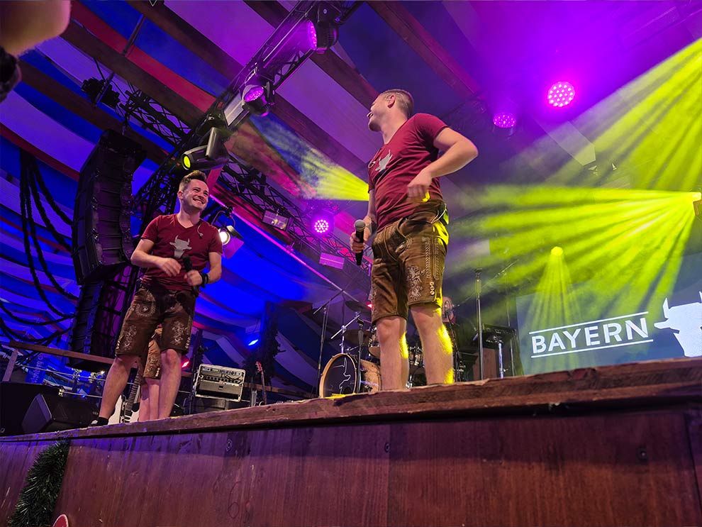 Bild einer Band beim Auftritt auf der Bühne im Bierzelt auf der Canstatter Wasen im Fürstenbergzelt