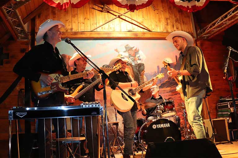 Gruppenfoto der Band Ronny Nash & his whiteline Casanovas bei einen ihrer Auftritte 