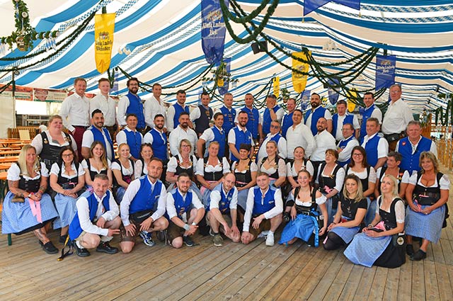 Gruppenfoto der Servicekräfte im Bierzelt